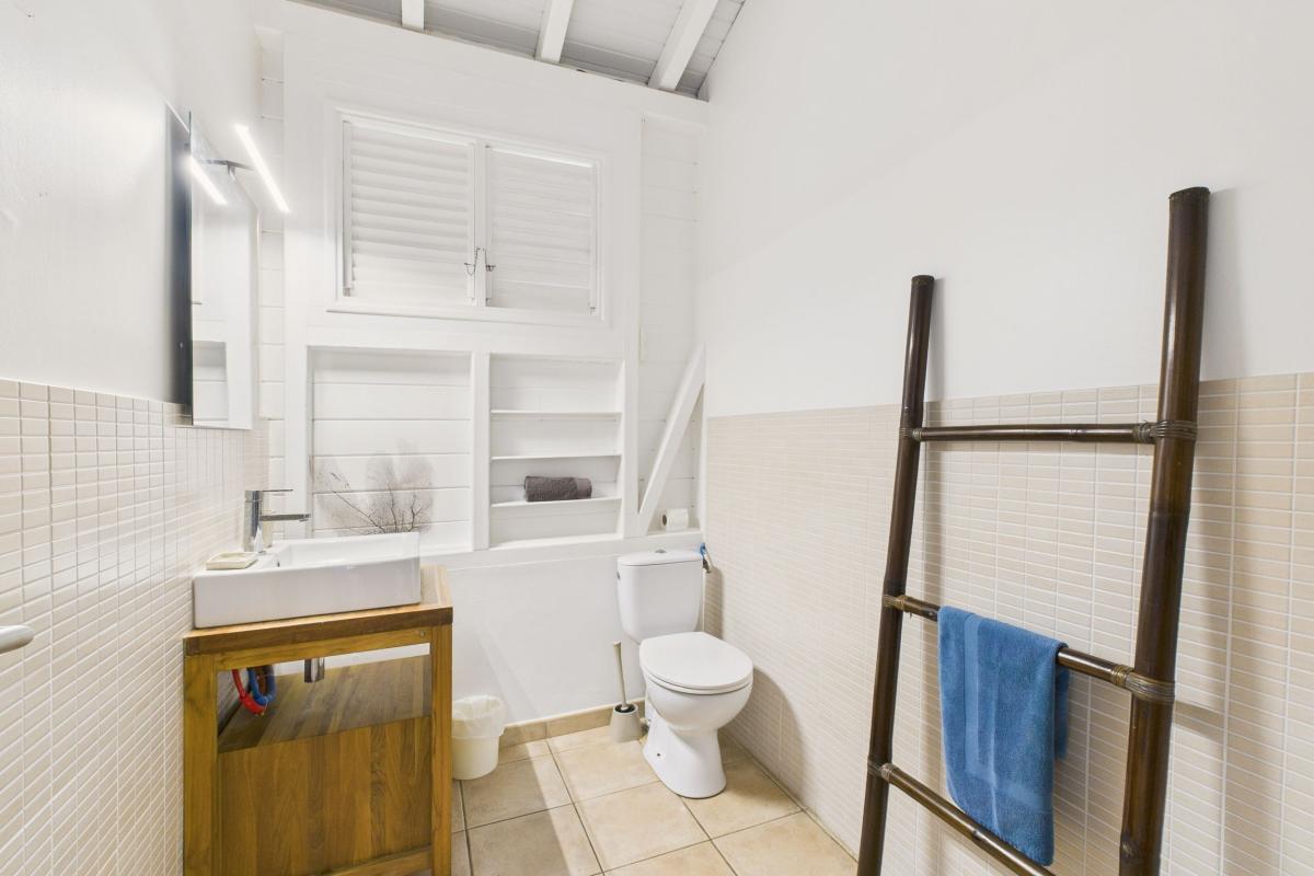 Location villa 6 chambres Anse à l_ane - salle de douche niveau principal près de chambre 3-  1